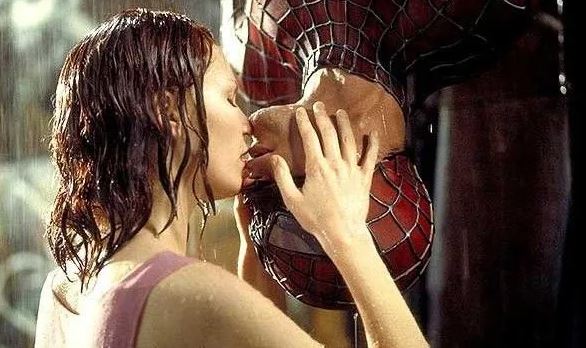 Tobey Maguire revela la tortura que fue grabar el icónico beso de Spiderman  - Monumental : Monumental
