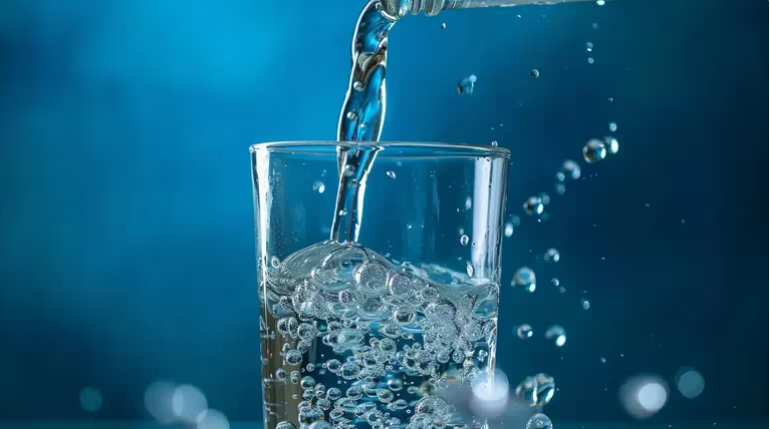 ARESEP descarta modificaciones en tarifas de agua para condominios y asegura que cada usuario debe tener medidor propio