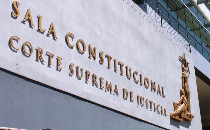 Presidente cuestiona a magistrado Paul Rueda tras declaraciones de su hija en redes sociales